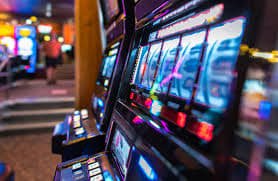 Layar aplikasi koin toto menampilkan pertandingan tenis langsung di samping meja dealer blackjack